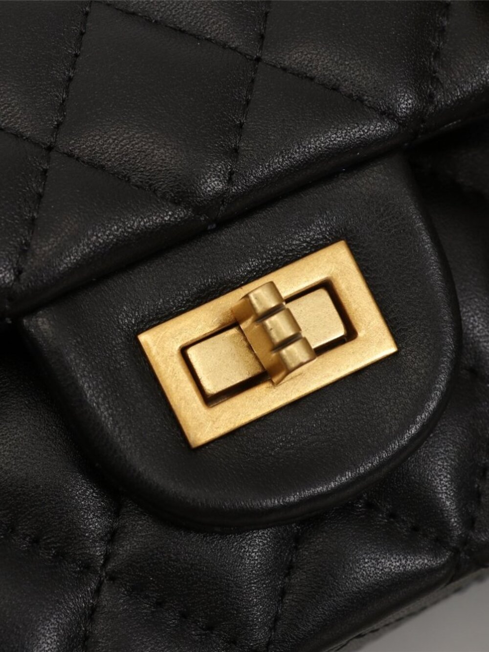 Noir Quilted Chain Shoulder Bag – Black Leather - Picture 6 of 9